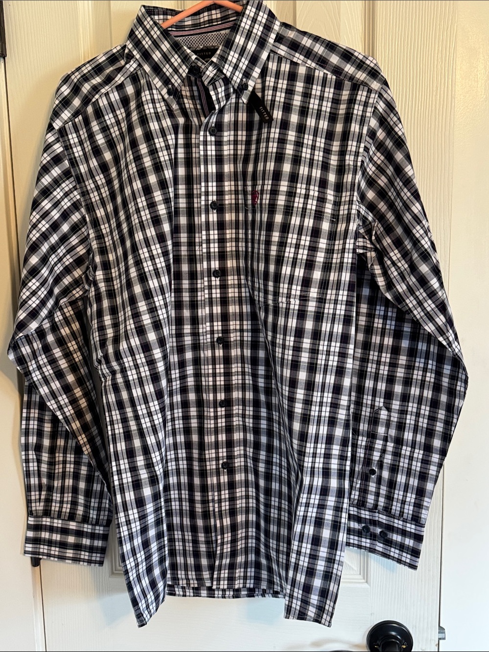 New, never worn Men’s size M Ariat Pro series fitted button down rodeo shirt